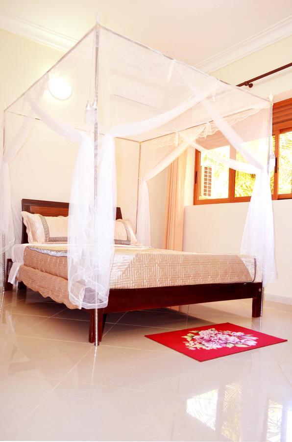 The Palms Beach Hotel And Restaurant Limited Entebbe Exterior foto